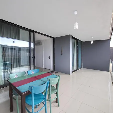 Comfy With Shared Pool And Gym In Vilă
