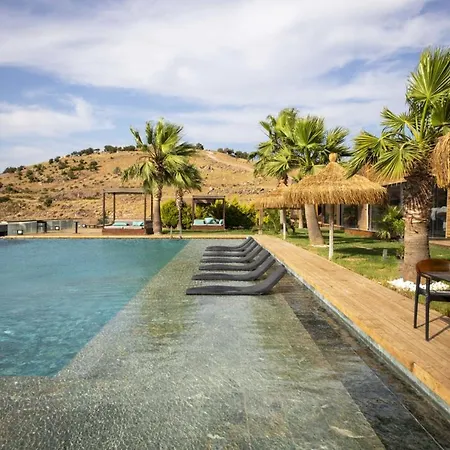 Comfy With Shared Pool And Gym In
